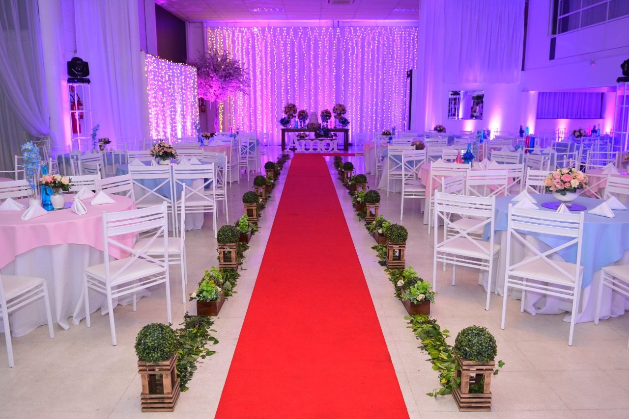Salão de casamento montado no Piatto Buffet com tapete e iluminação cênica