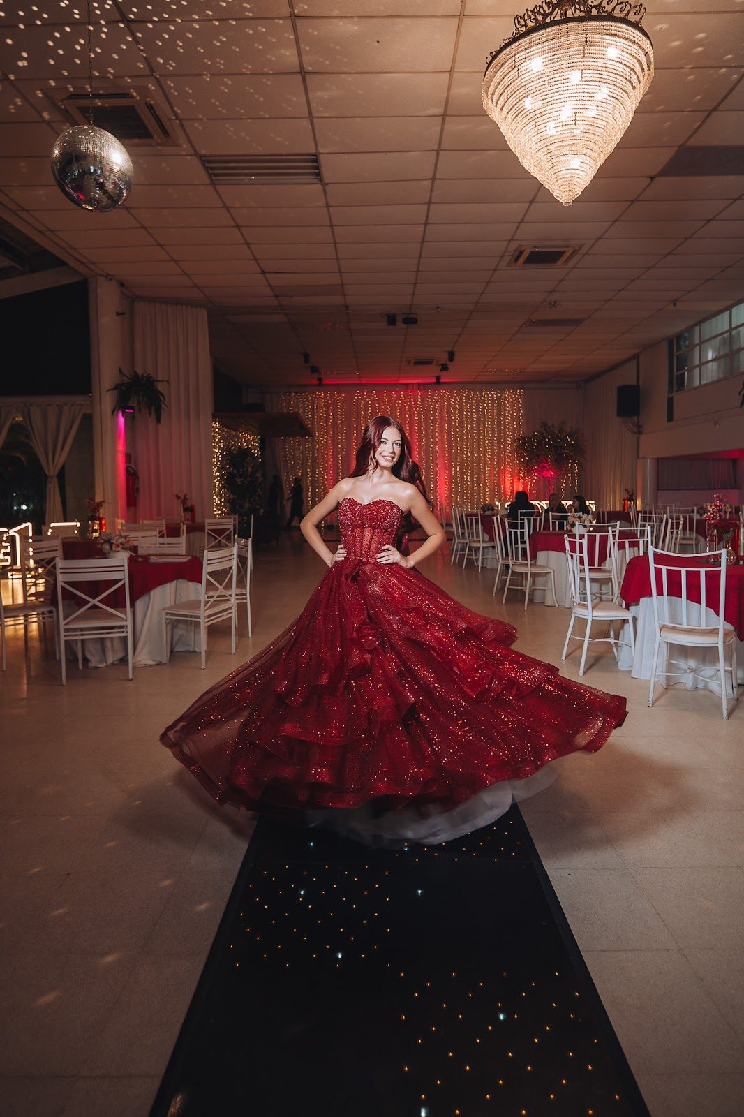 Debutante na pista de dança iluminada do Piatto Buffet