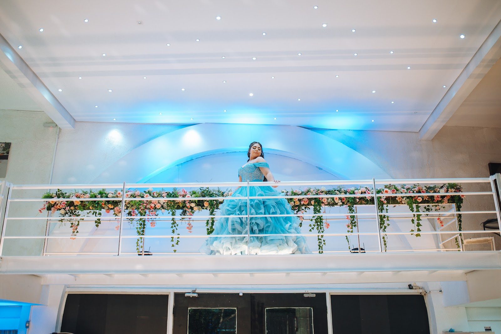 Mezanino do Piatto Buffet decorado com flores, para entradas e fotos
