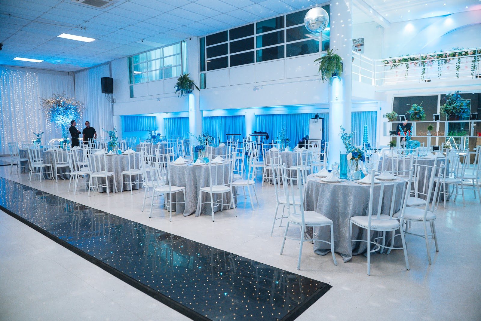 Salão amplo do Piatto Buffet com pé-direito alto, mezanino e pista de dança iluminada