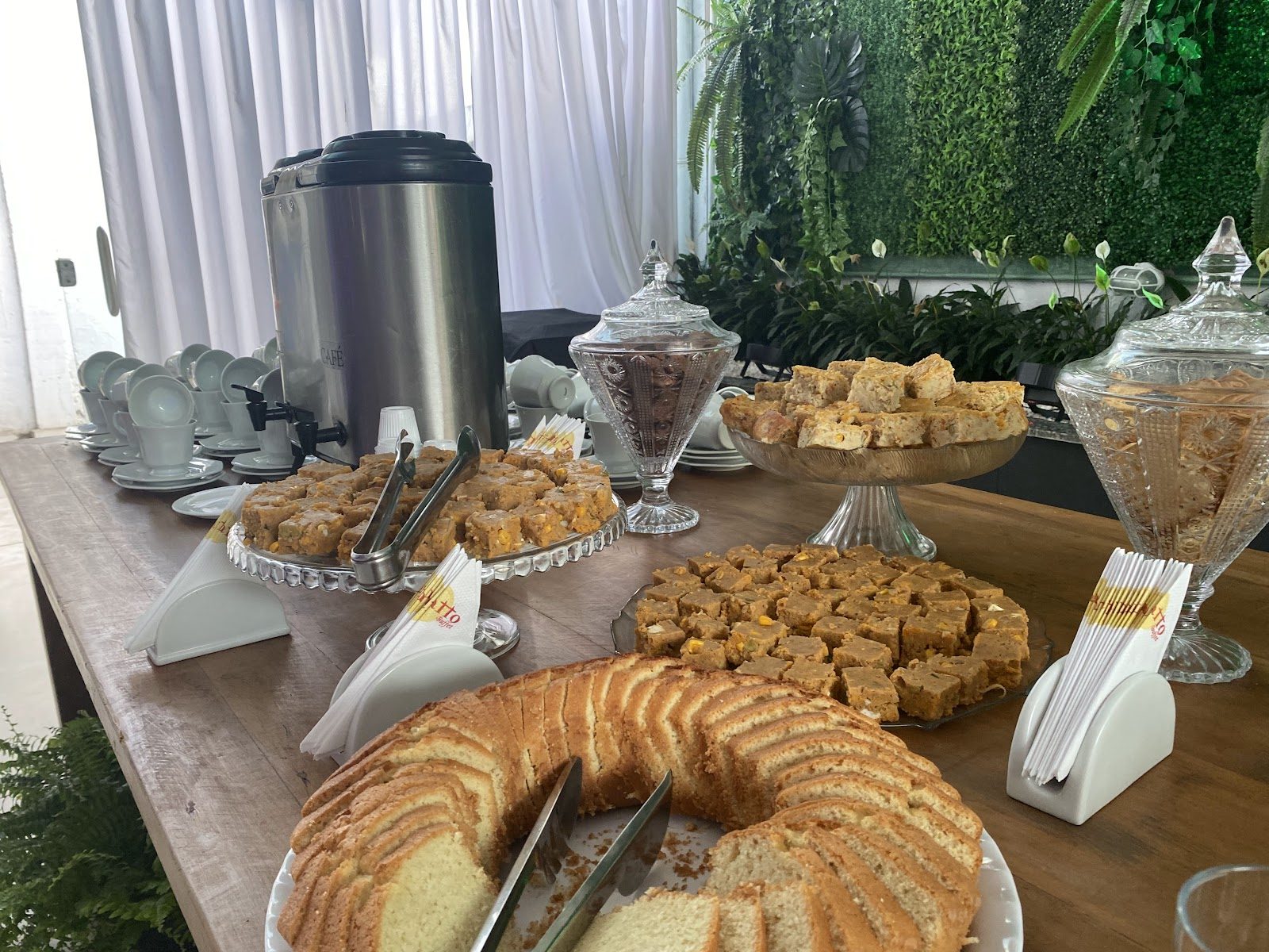Mesa de gastronomia do Piatto Buffet com salgados, bolos e doces
